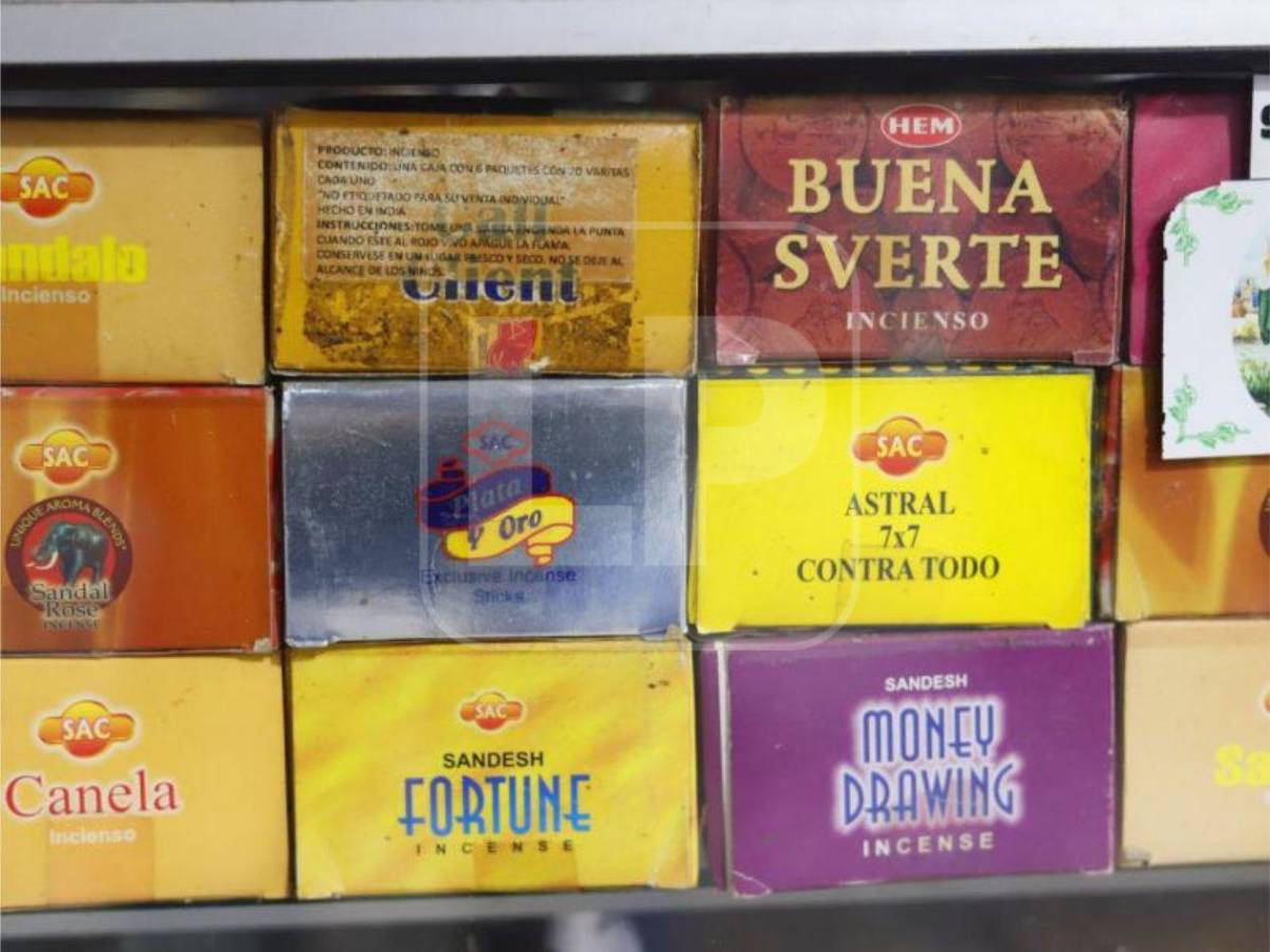 Velas, hierbas y santos: el colorido mundo de las botánicas del mercado El Rápido de SPS