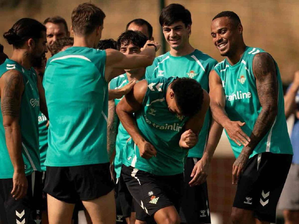 Escándalo: le destapan romance con hija de leyenda y lo borran del equipo