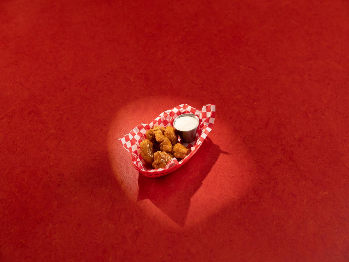 Crujientes pechuguitas de pollo horneadas y empanizadas.