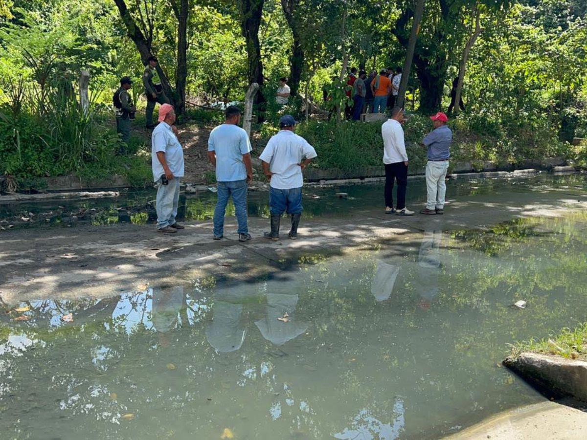 Vecinos de la Miguel Ángel entre el humo de la protesta y la inundación de las aguas negras