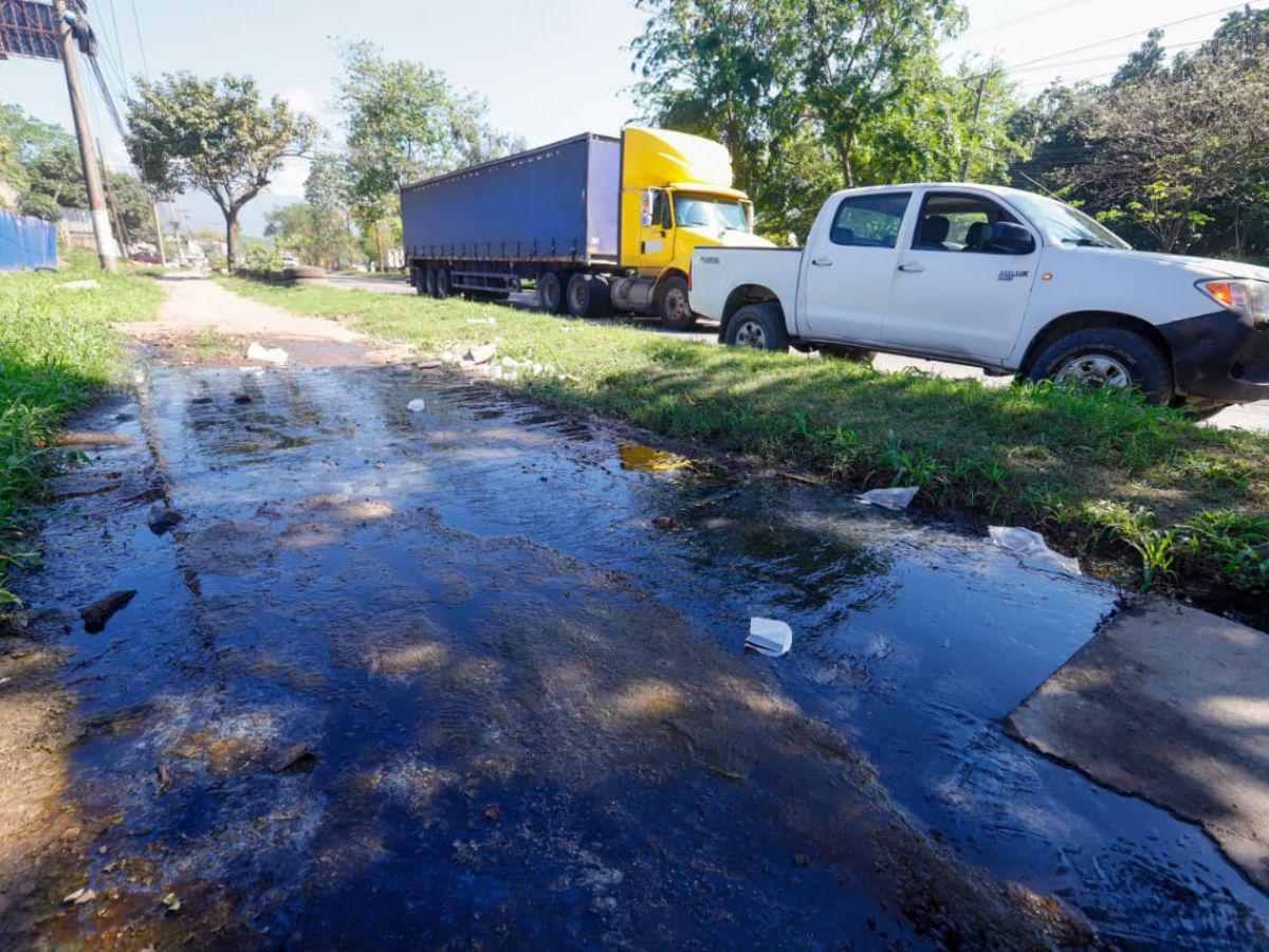 Derrame de aguas negras en el bulevar del sur acumula meses de contaminación