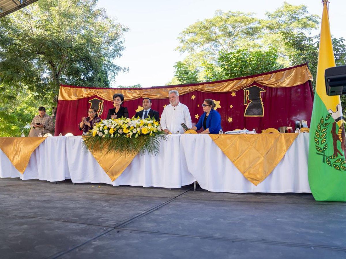 El motivador mensaje de Roberto Contreras para graduandos en Chamelecón