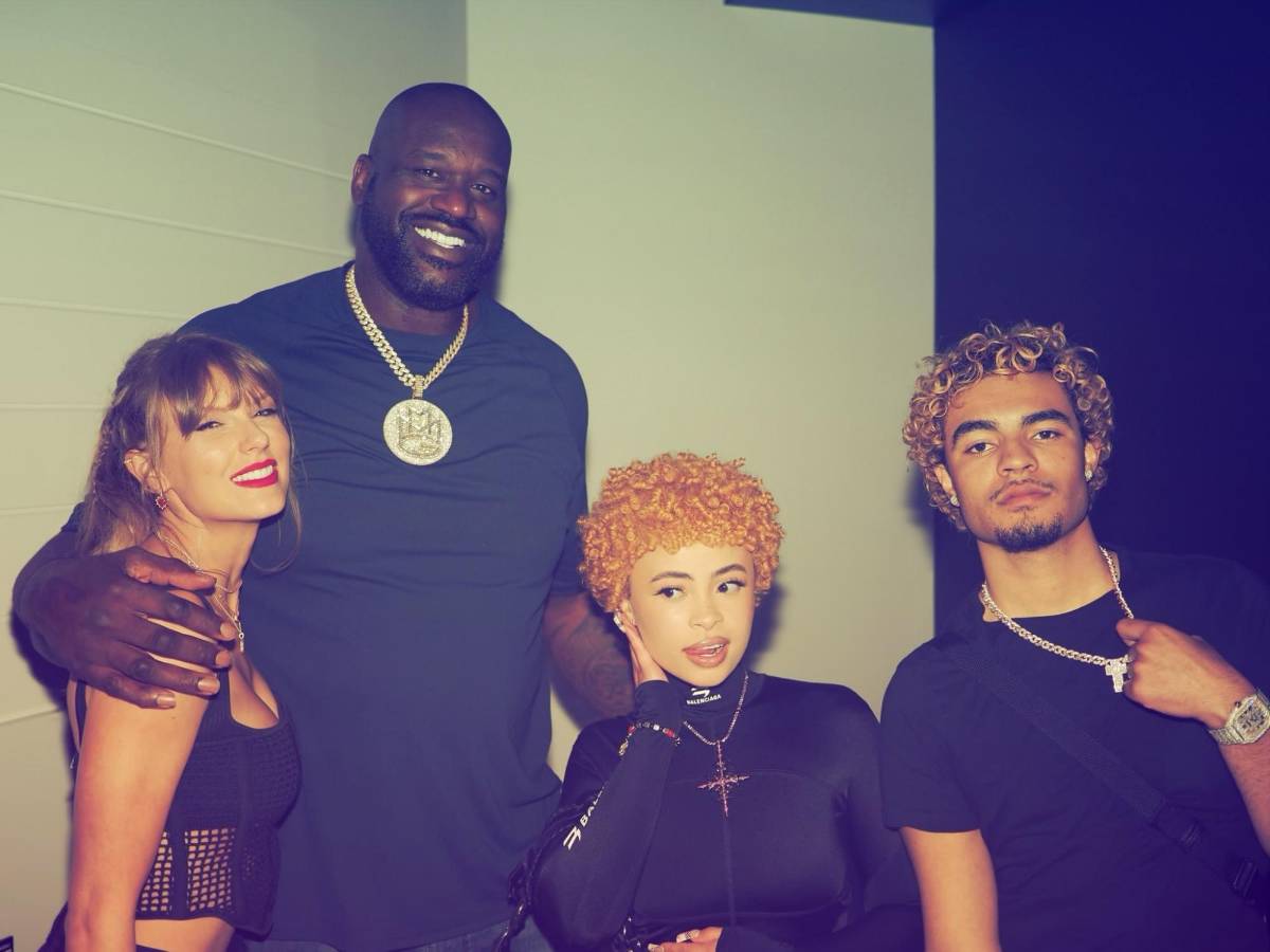 Shaquille O’Neal le dio un lujoso regalo a Taylor Swift en el Super Bowl
