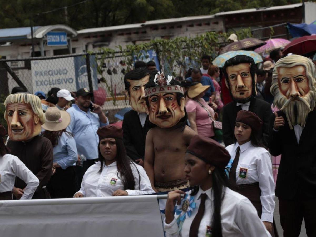Sorpresivo saludo, abuela abnegada y guapa maestra: lo que no se vio de los desfiles en Honduras