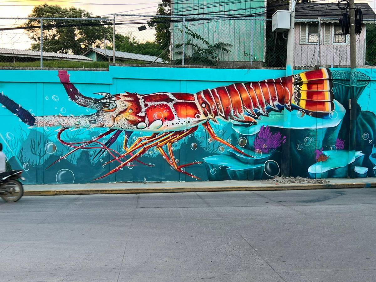 Hondureño ganador de Récord Guinness crea el mural más inmenso en Roatán