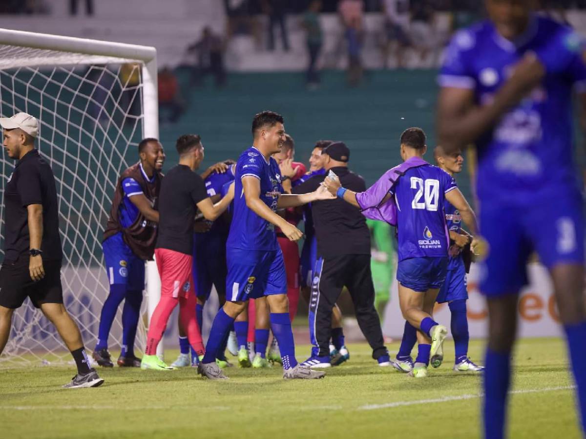 Sufrimiento de Marathón, jugador rompió en llanto, héroe inesperado y Victoria festeja