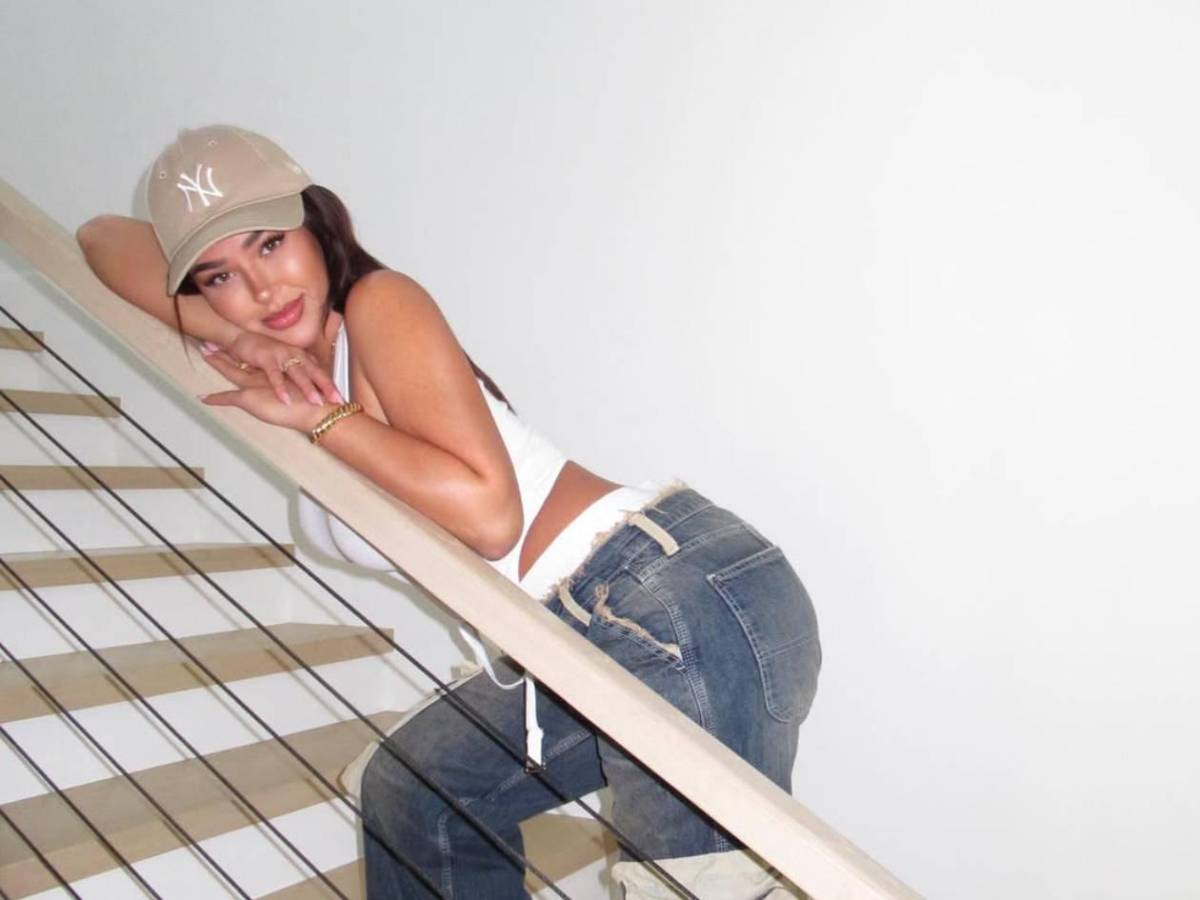 Bellingham se deja ver con su novia. Ella tiene pasado oscuro y preocupa