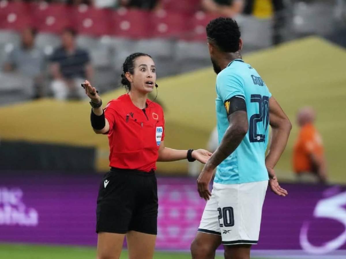 Árbitra mexicana recibió amenazas y expone fuertes chats; FIFA se pronuncia