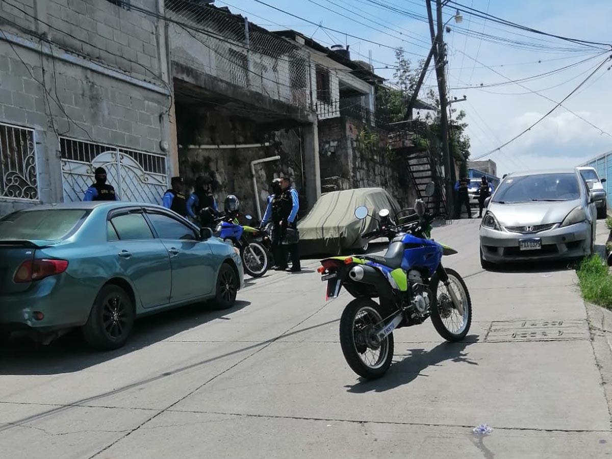 El cadáver del subinspector quedó en el lugar del ataque armado.