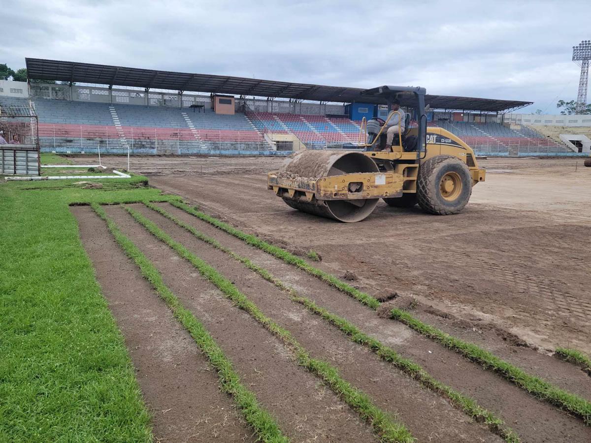 Así van los trabajos del estadio Ceibeño: ya se colocó la carpeta híbrida