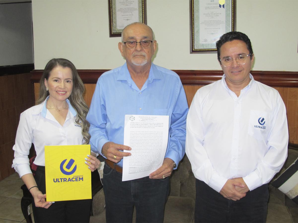 Elsy Morales, gerente de RSE, el alcalde Gustavo Mejía y César Agurcia, gerente general de Cemento Ultracem.