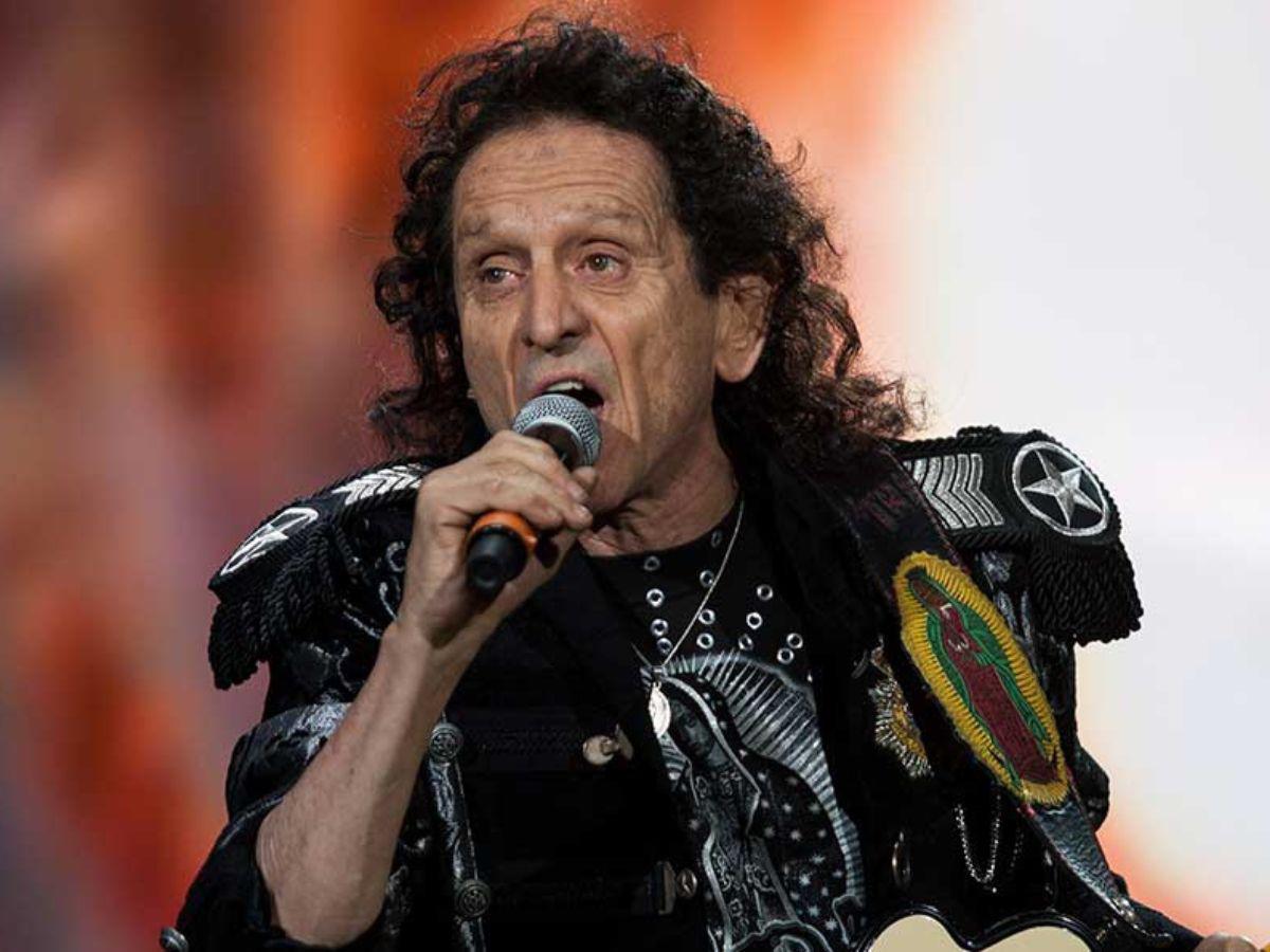 Alex Lora sufre aparatosa caída en pleno concierto