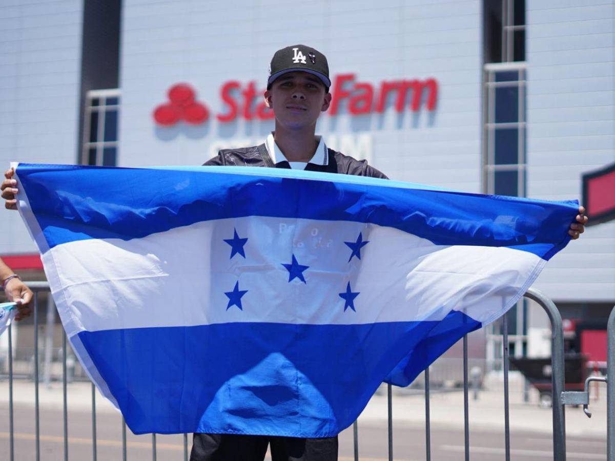 Ambiente y belleza en el partido Panamá-Honduras: ¿quién es la chica de pelo rubio?