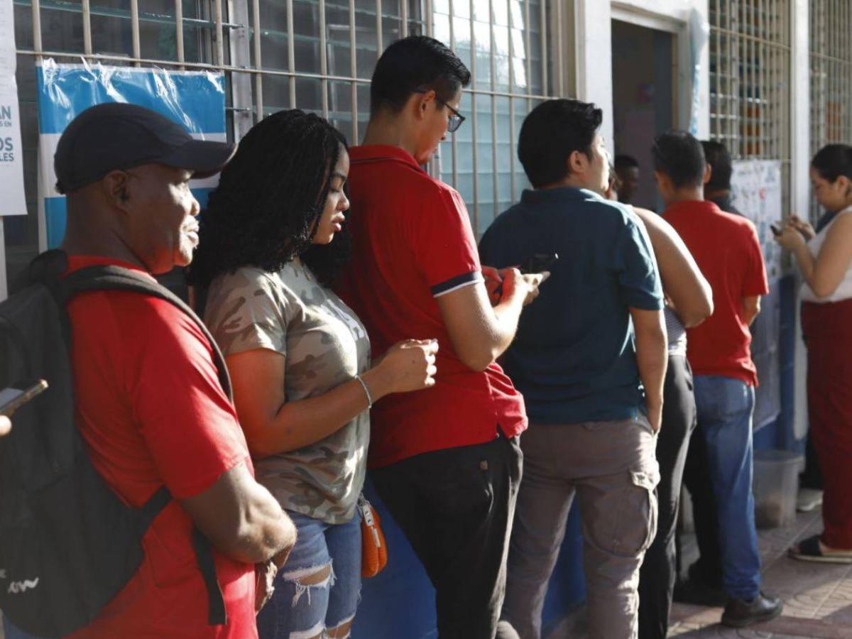 Largas filas en centros de votación en elecciones generales