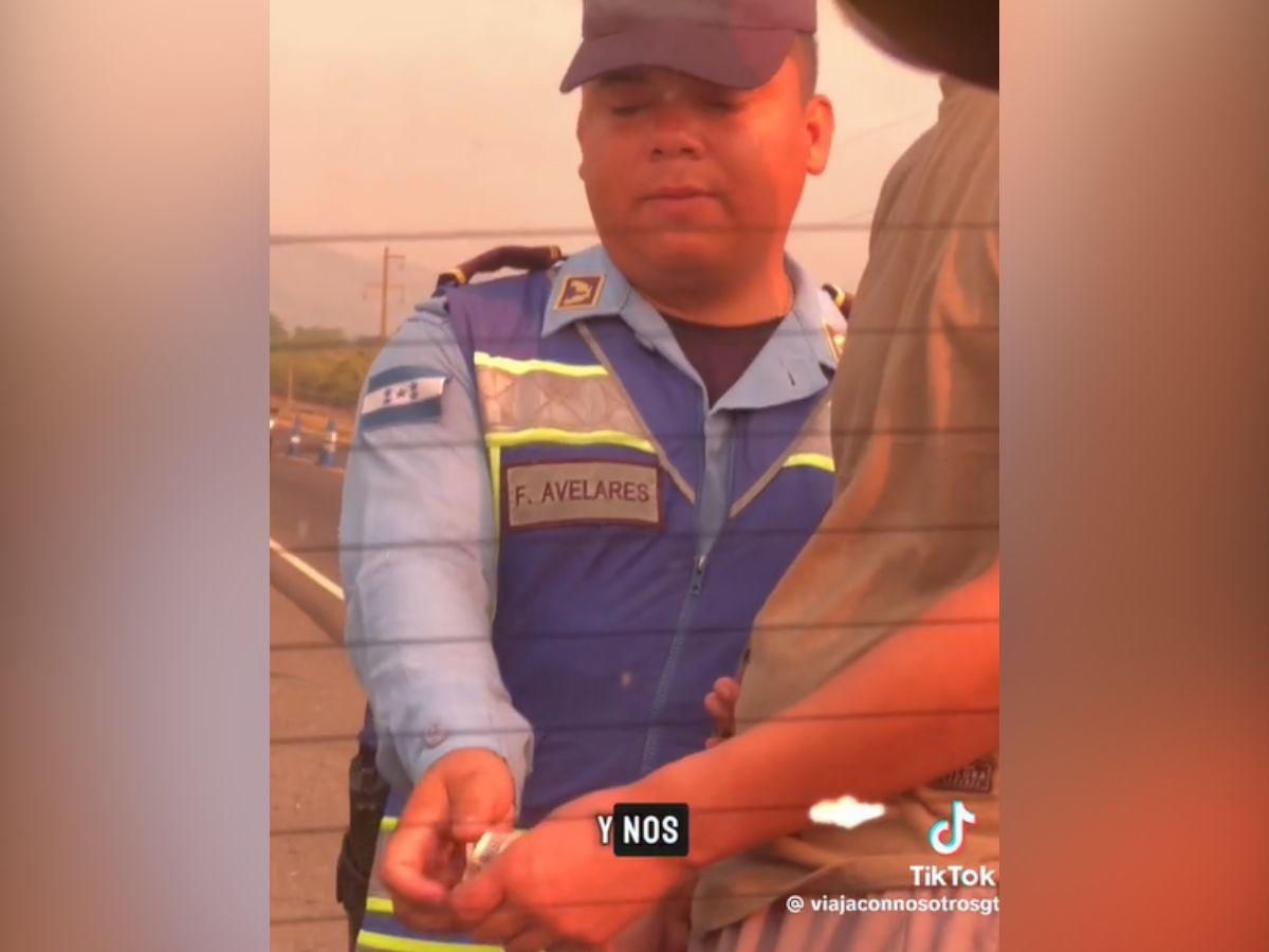 Tiktokers graban a policías que les pidieron sobornos en Honduras