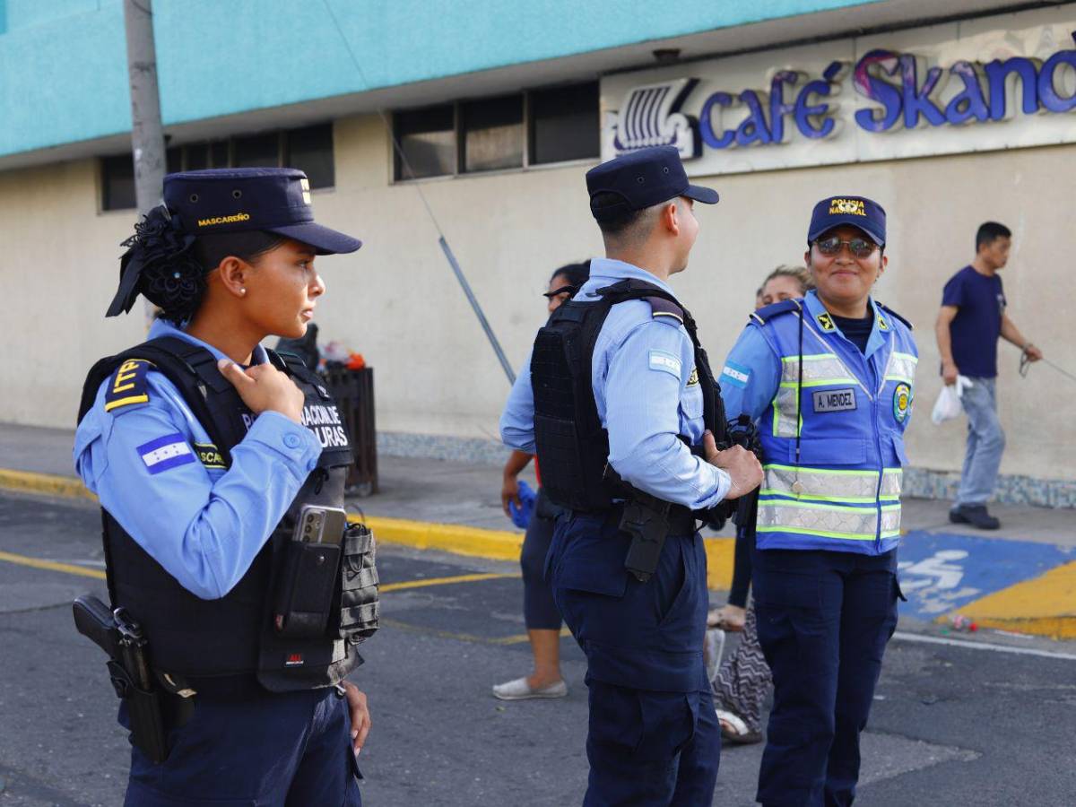 Estudiante desfiló con su bebé en brazos: así fue la jornada por el día de la Alfabetización