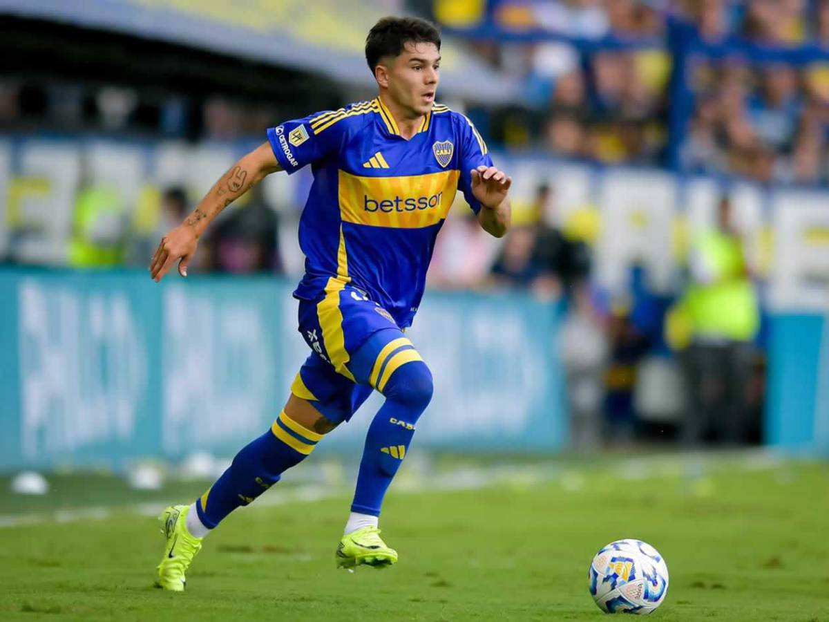 Sexy periodista deportiva se compromete con conocido futbolista argentino