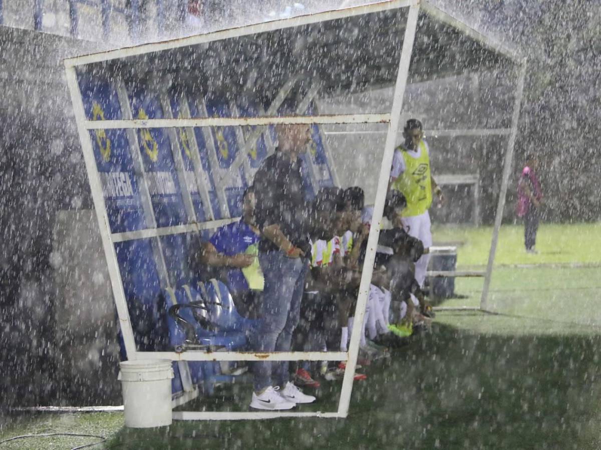 Olimpia y Real España festejan remontadas, jugador termina de portero, inundados y bellezas