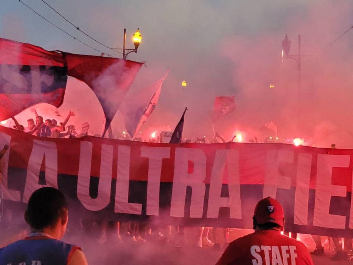 Show de la Ultra Fiel,chicas sensación de Olimpia y llenazo en el Chelato Uclés