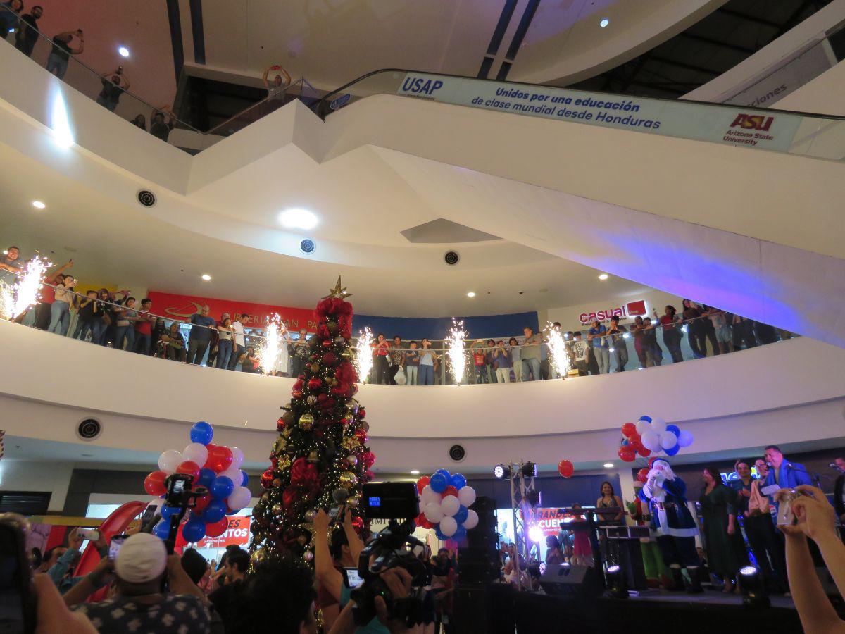 Pirotecnia acompañó este mágico momento mientras el árbol comenzó a iluminar el centro de Galerías del Valle.