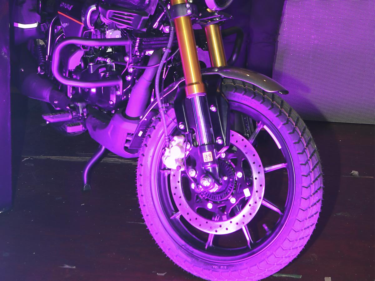 La TVS RONIN cuenta con llantas de aleación de 9 radios, que combinan durabilidad y estilo en su diseño retro-moderno.