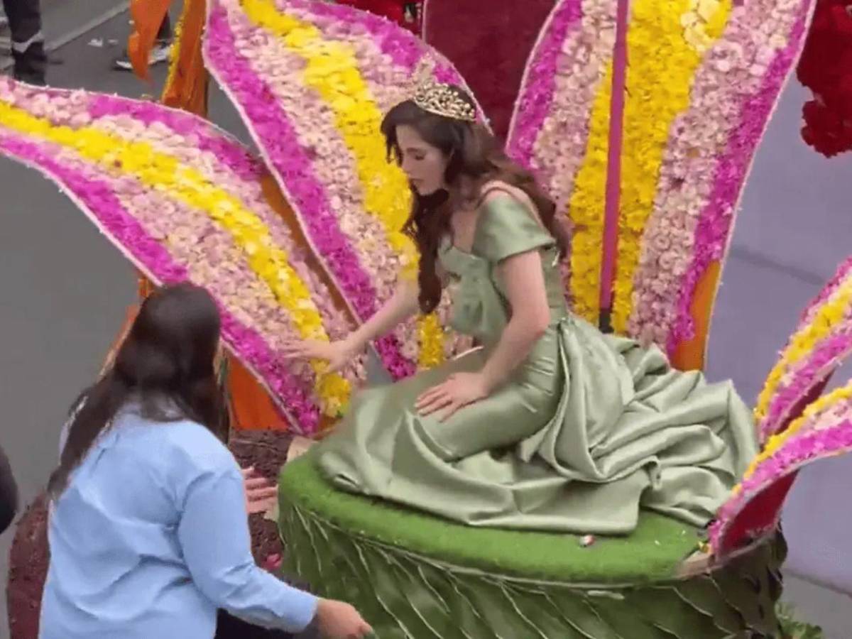 Fátima Bosch se desvanece durante un desfile en Ecuador