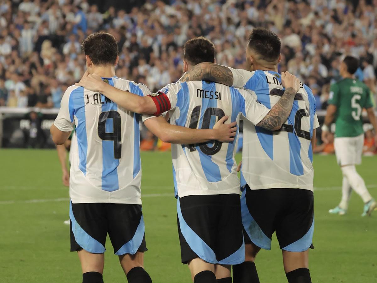 Tres de los goleadores de la noche: Messi, Julián Álvarez y Lautaro Martínez.