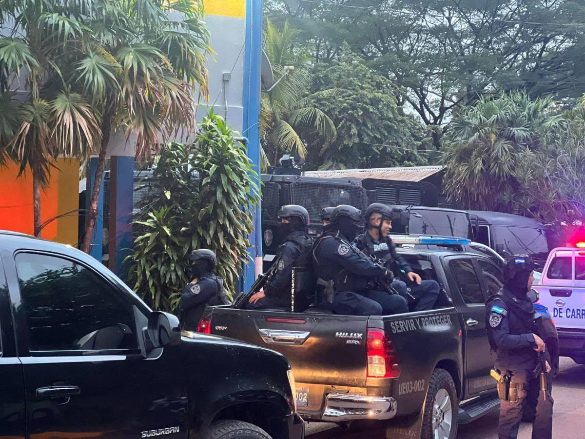 Contingente de vehículos y agentes de Fuerzas Especiales trasladan este martes al hondureño Erasmo Ávila hacia Palmerola para su extradición hacia EEUU.