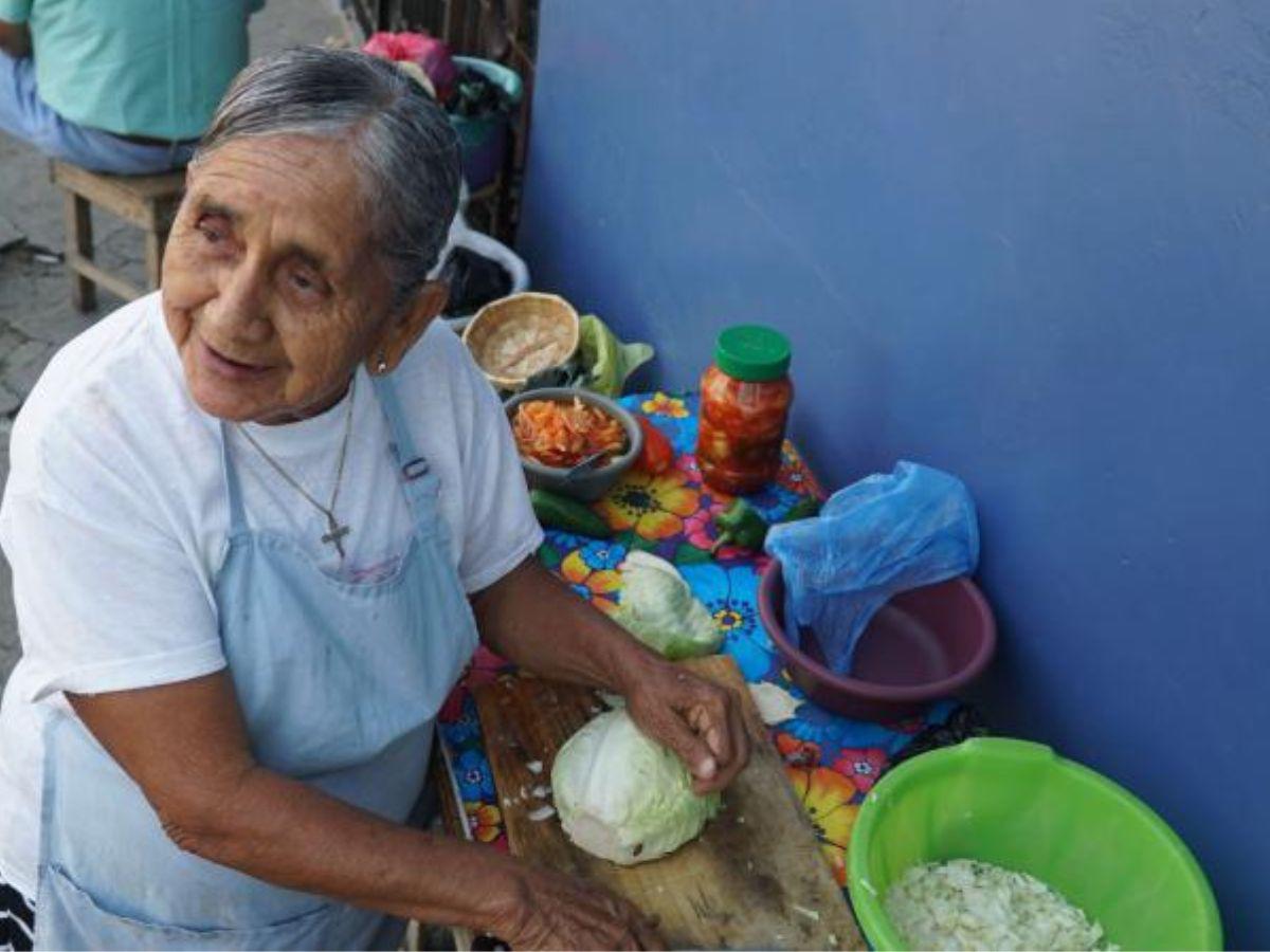 Lleva 30 años deleitando con sus pastelitos en una acera de barrio Guamilito