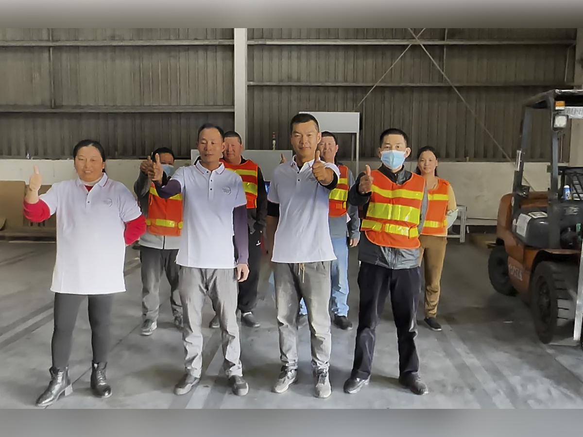 Equipo de colaboradores en China, listo para atender sus servicios de transporte de carga.