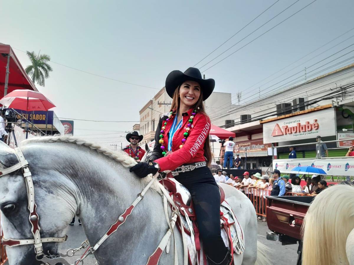 Bellas hondureñas engalan el desfile hípico en La Ceiba.