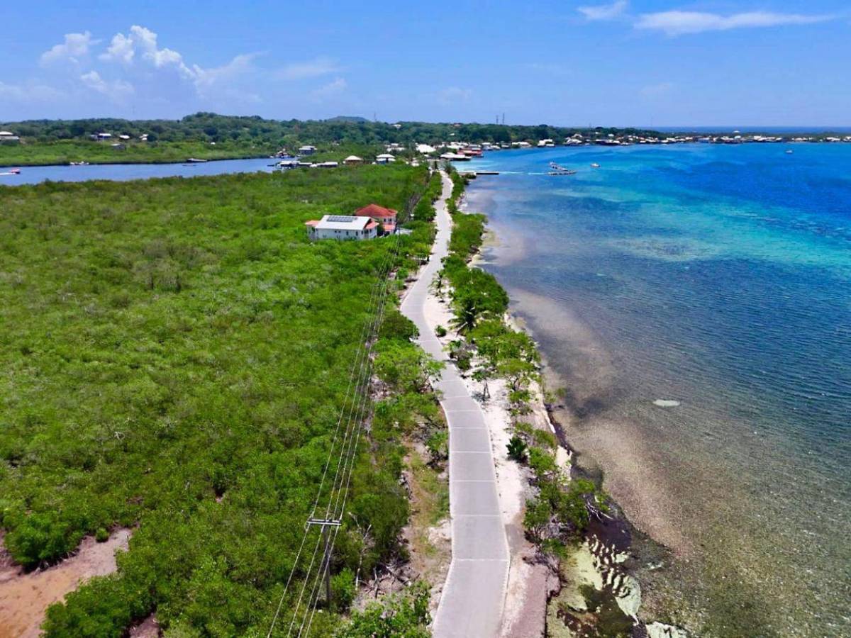 Gobierno inaugura rompeolas para proteger Utila y abrir puertas al turismo