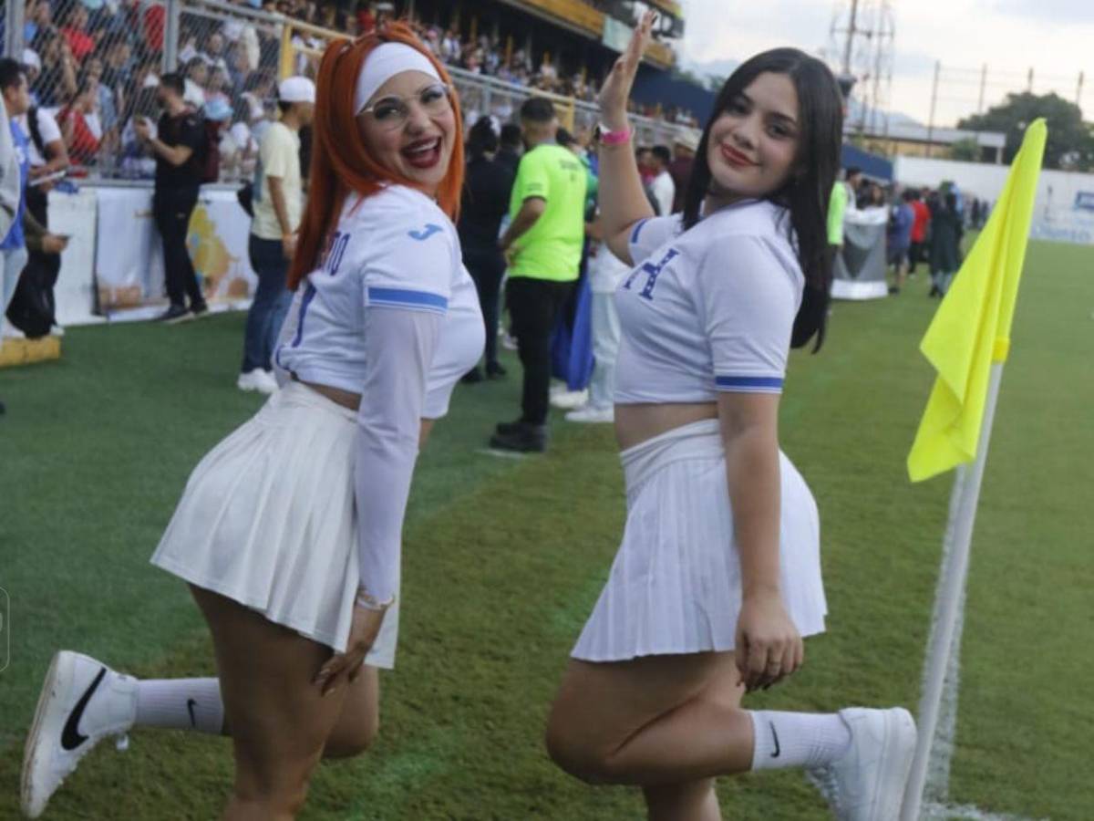 Las bellas chicas que adornan el ambiente en el partido de tiktokers