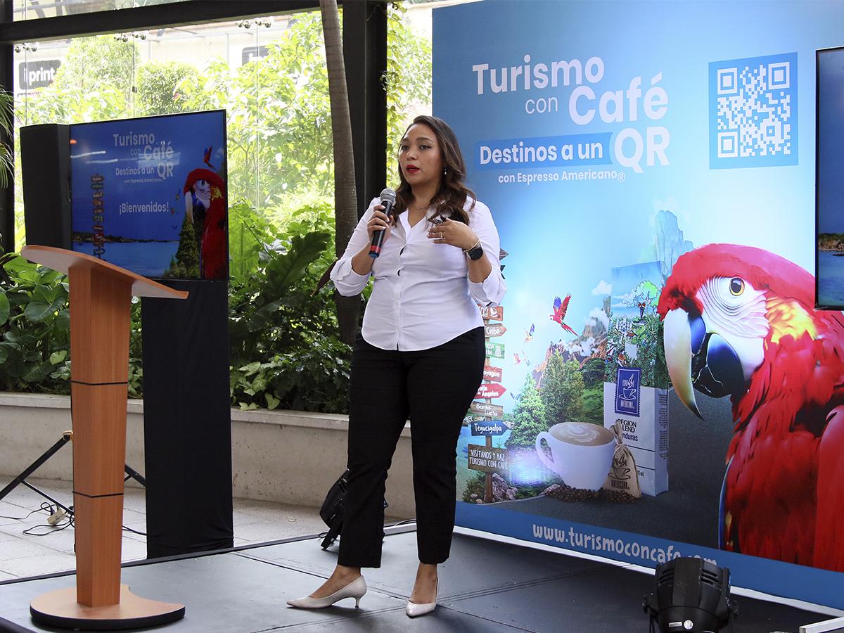 Hannzy Moncada, gerente de Mercadeo de Espresso Americano, invitando a formar parte de “Turismo con Café”.