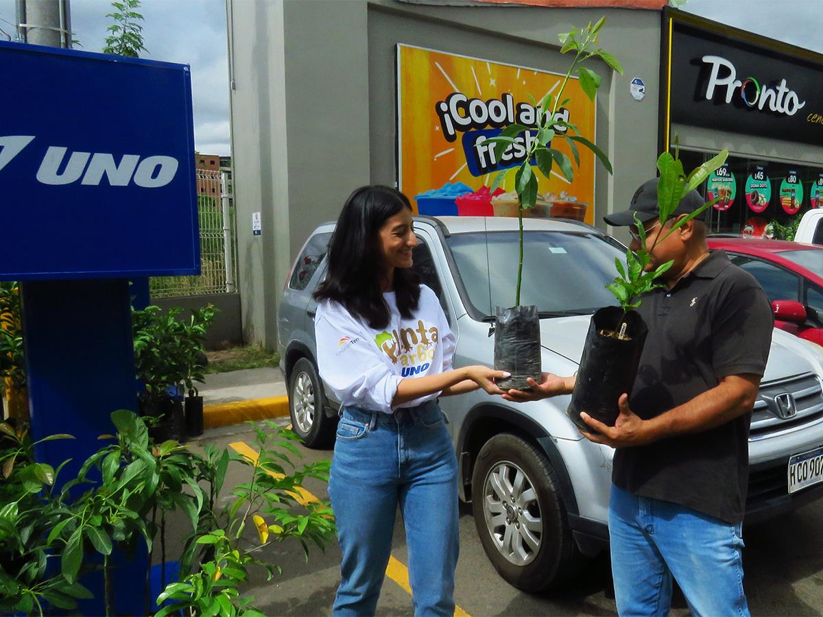 Decenas de clientes de las estaciones de servicio UNO llegaron para adoptar un árbol, sembrarlo y cuidarlo.