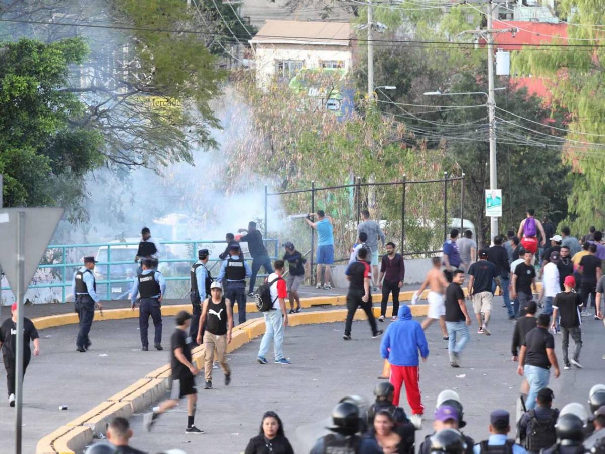 Disturbios: barras de Motagua y Olimpia se enfrentan afuera del Nacional