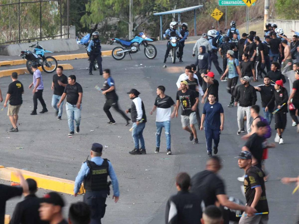 Disturbios: barras de Motagua y Olimpia se enfrentan afuera del Nacional