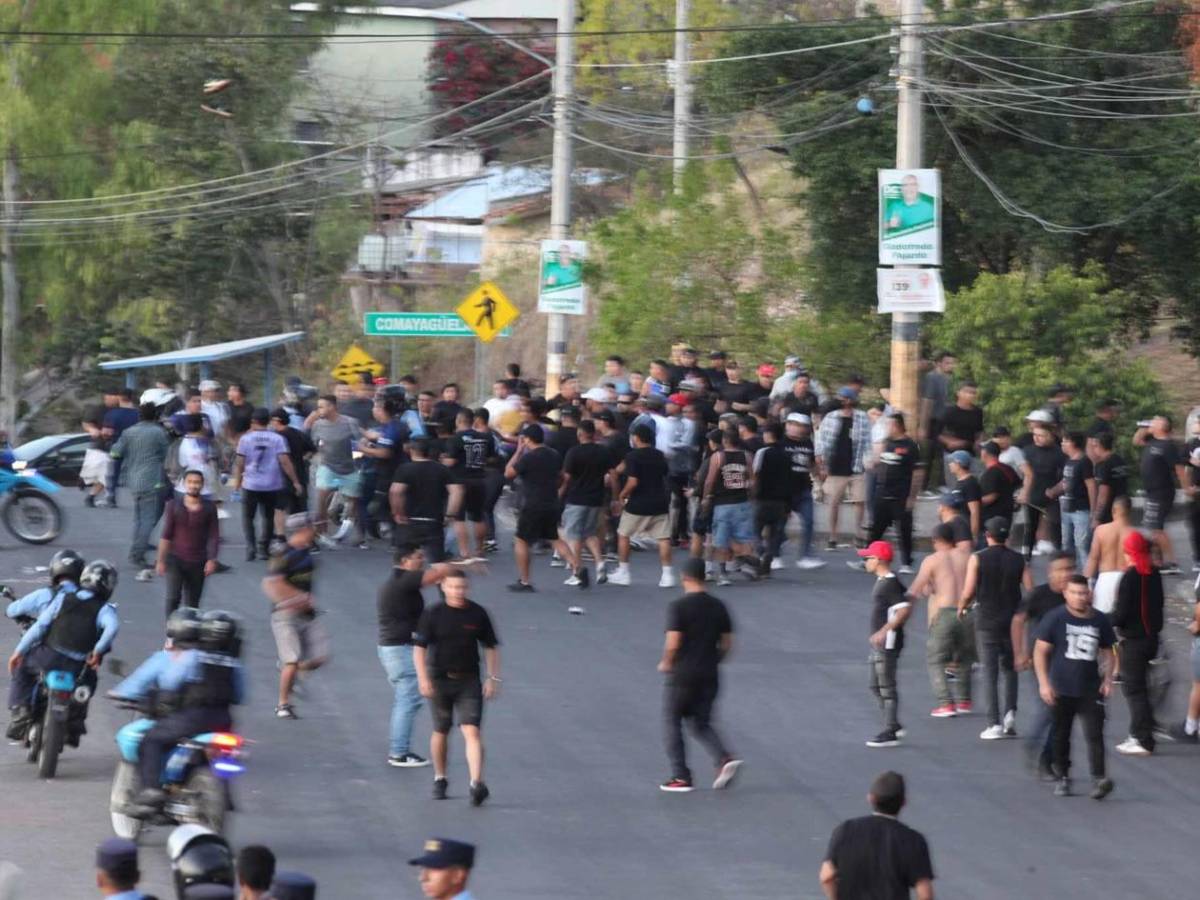 Disturbios: barras de Motagua y Olimpia se enfrentan afuera del Nacional