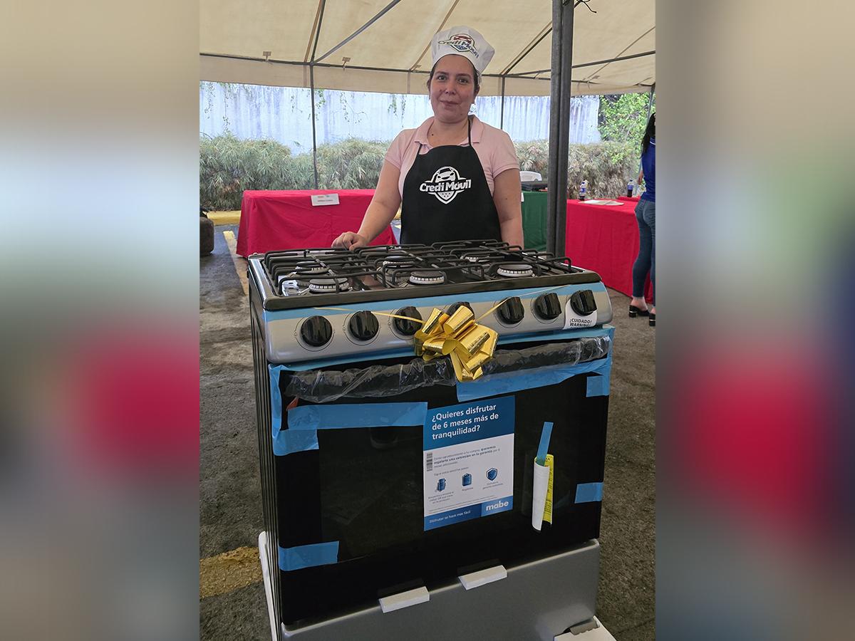 Dinora Vargas, se convirtió en la ganadora del primer lugar del concurso organizado por Credimovil.