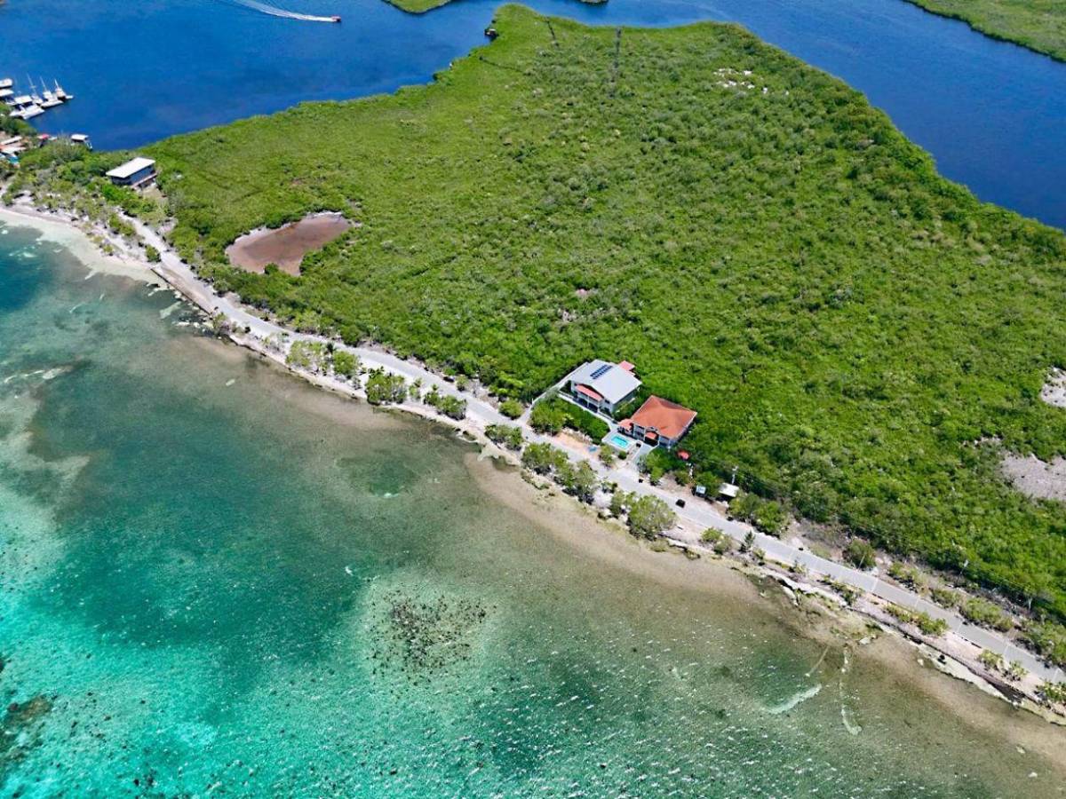 Gobierno inaugura rompeolas para proteger Utila y abrir puertas al turismo