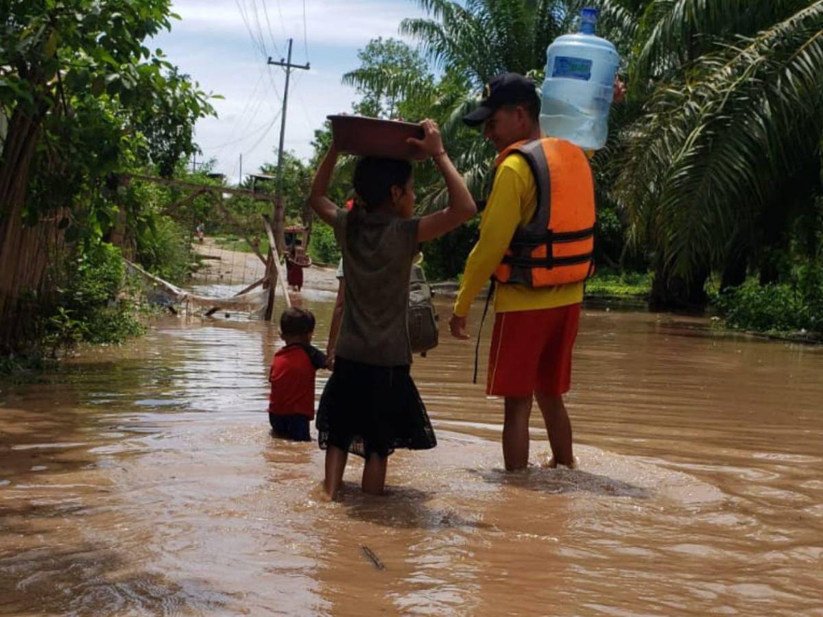 Inundaciones en excampos bananeros; nunca repararon los bordos, denuncian pobladores