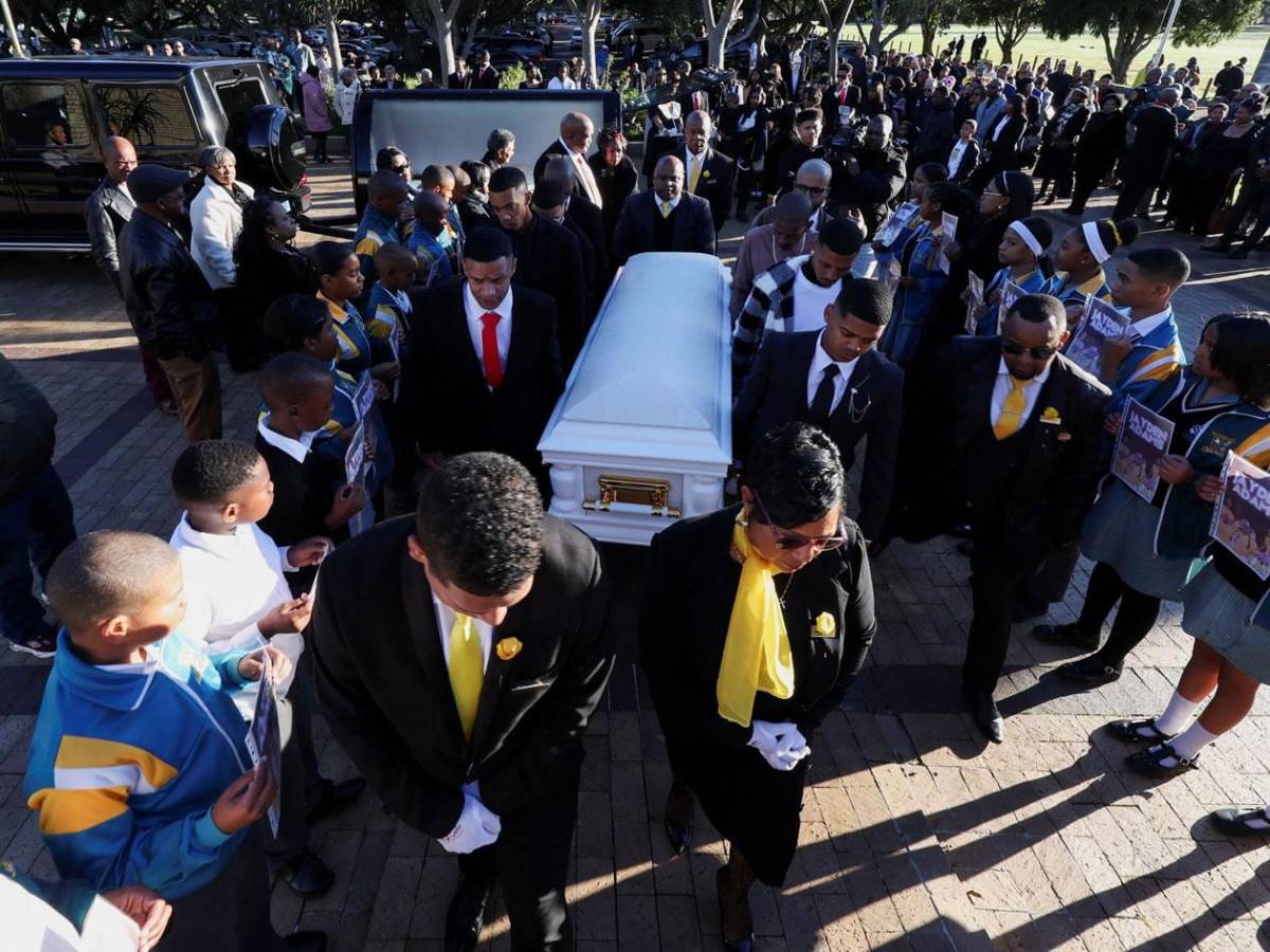 Llanto en funeral de Jayden Adams, fallecido tras el Mundial: triste imagen de mujer e hijo
