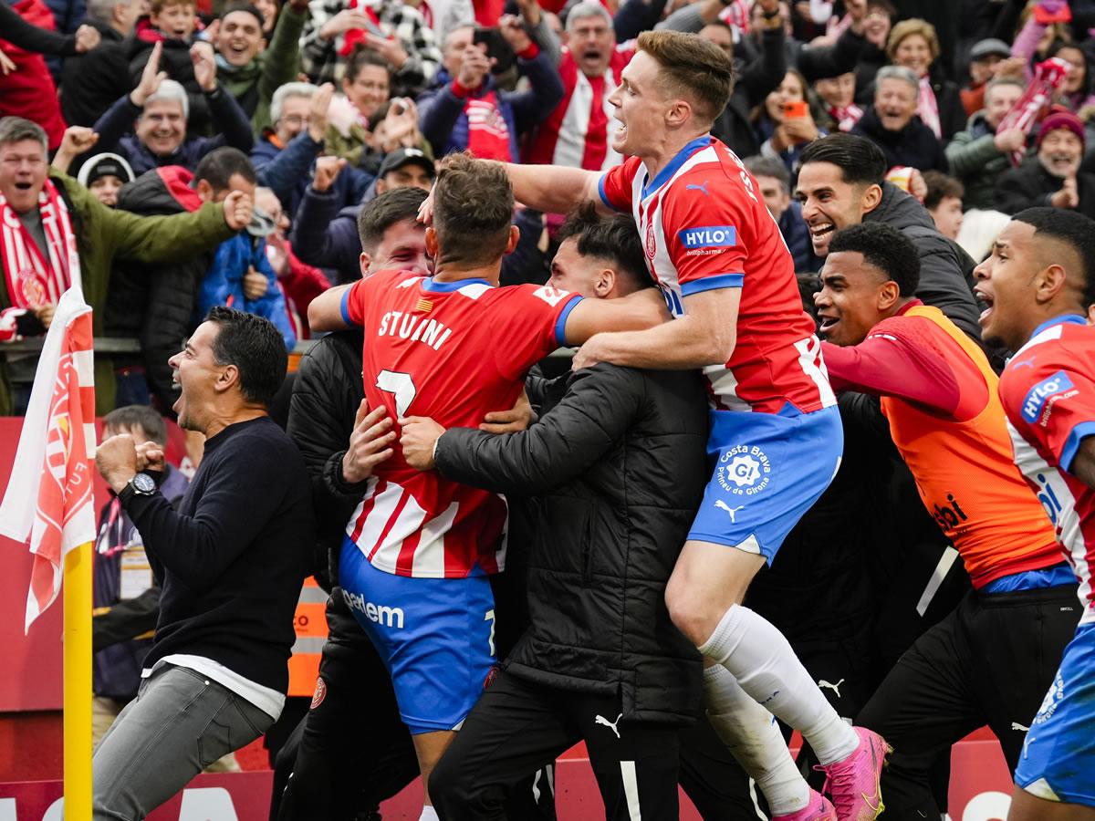 Remontada agónica del Girona ante Valencia para seguir peleando en lo alto