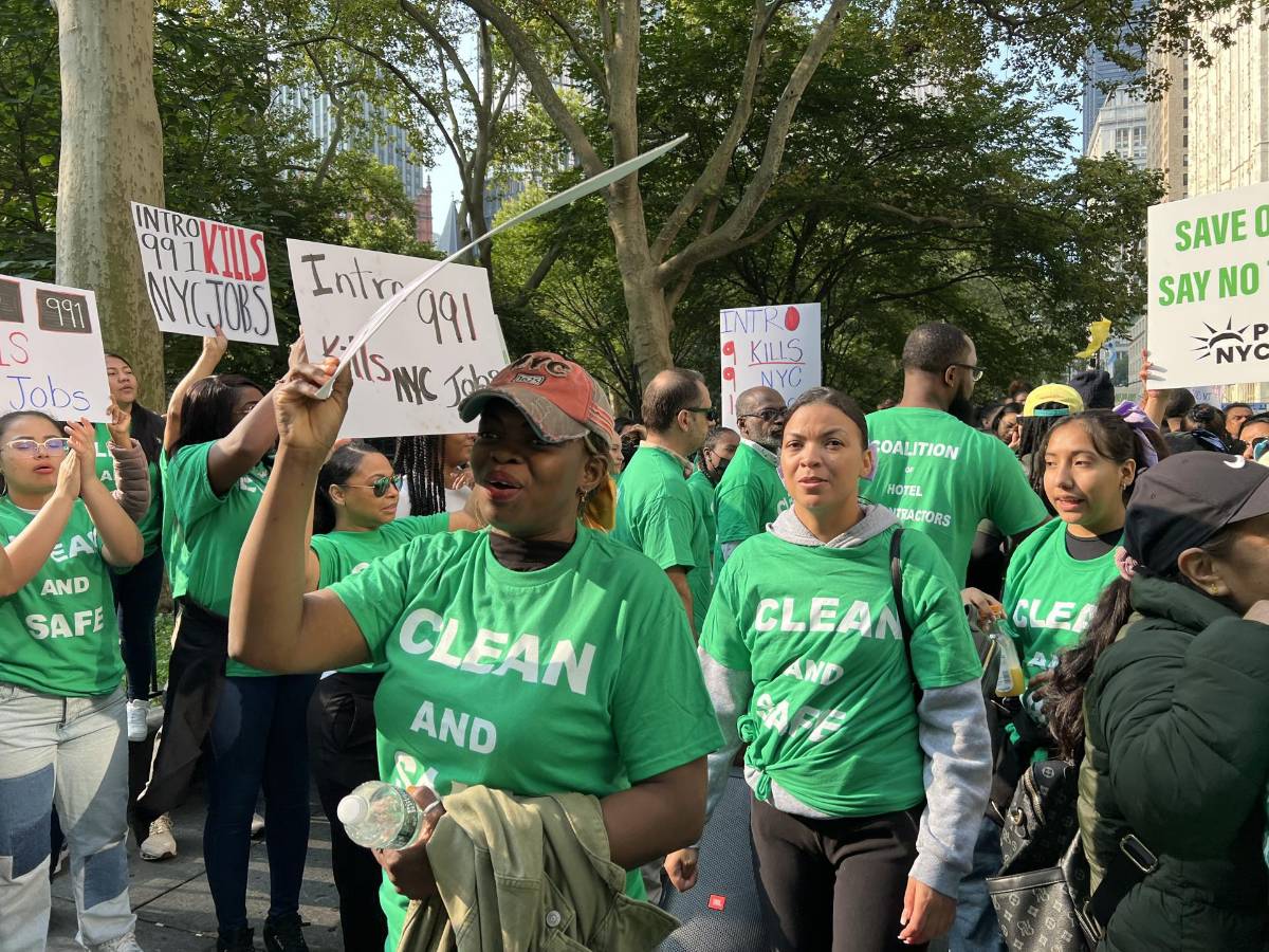 Cientos de trabajadores hoteleros se presentaron frente al Ayuntamiento de Nueva York, unos para protestar contra un nuevo proyecto de ley que exige a los hoteles licencias y cambios en el sistema de contratación del personal.