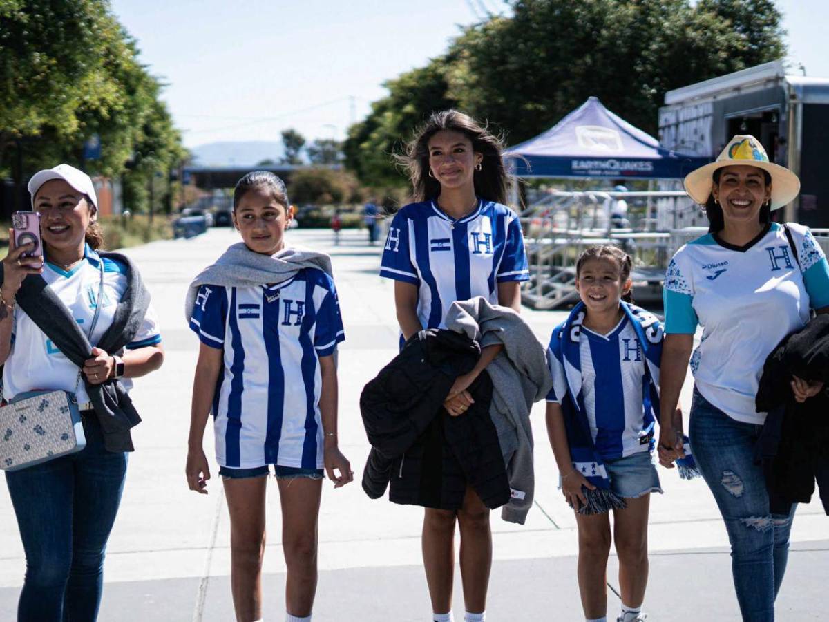 Ambiente y belleza en el partido Honduras-Curazao: ¿quién es la chica de blanco?