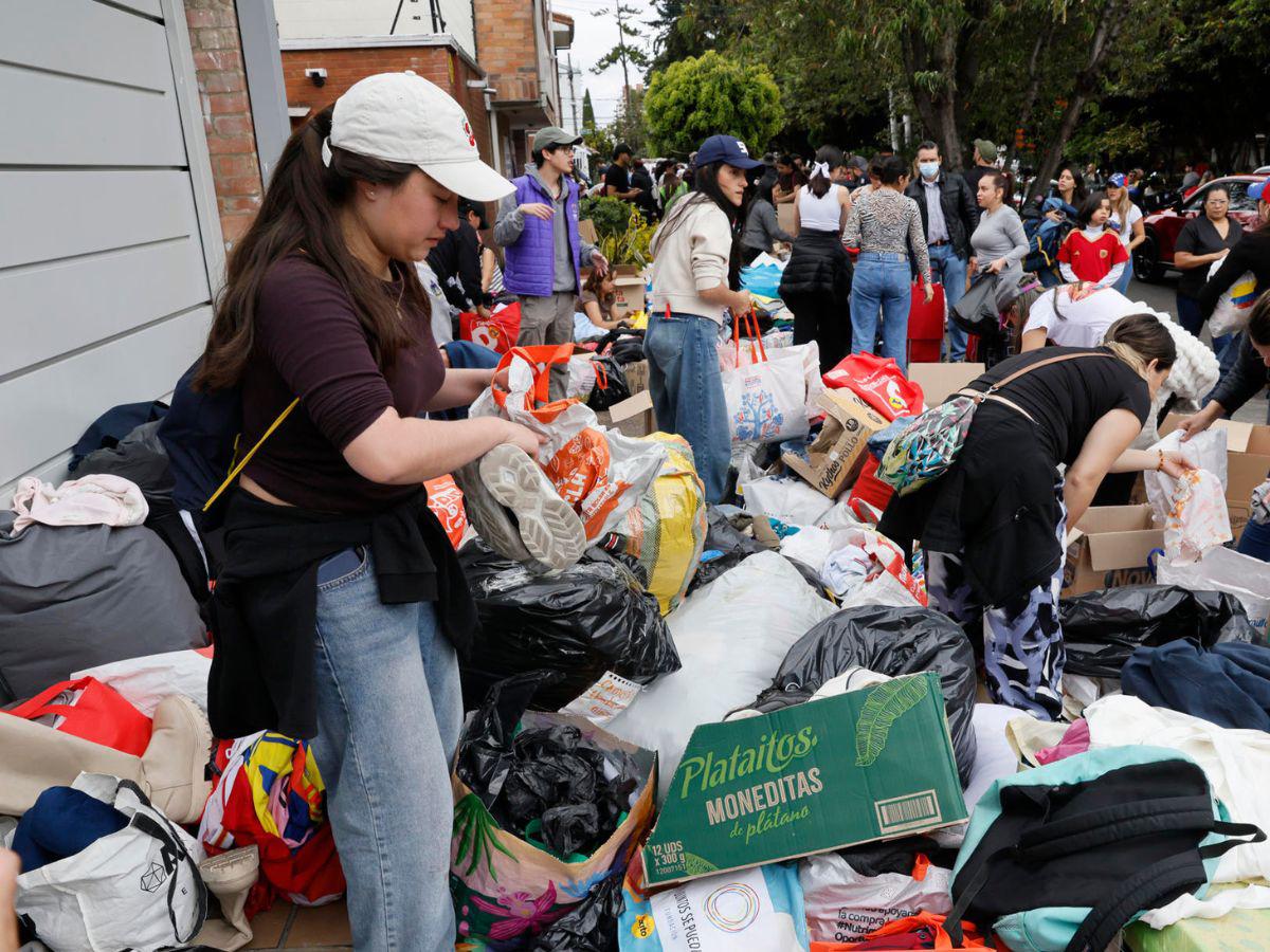 Cientos de voluntarios reúnen ayuda en Bogotá para enviar a Venezuela tras terremotos