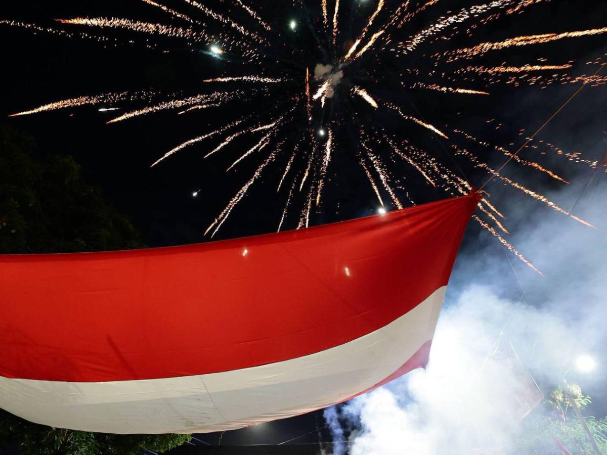 Banderas y luces marcan festejo del Partido Liberal en San Pedro Sula