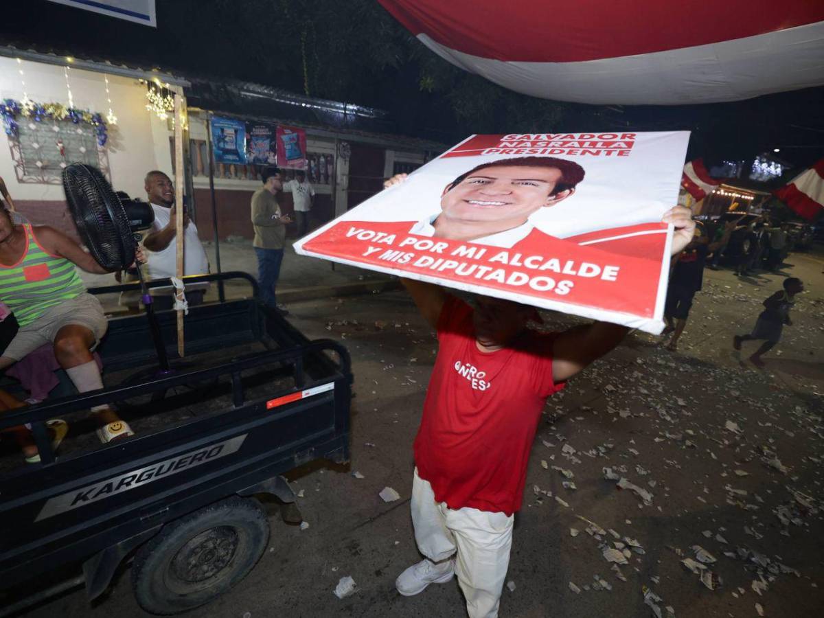 Banderas y luces marcan festejo del Partido Liberal en San Pedro Sula