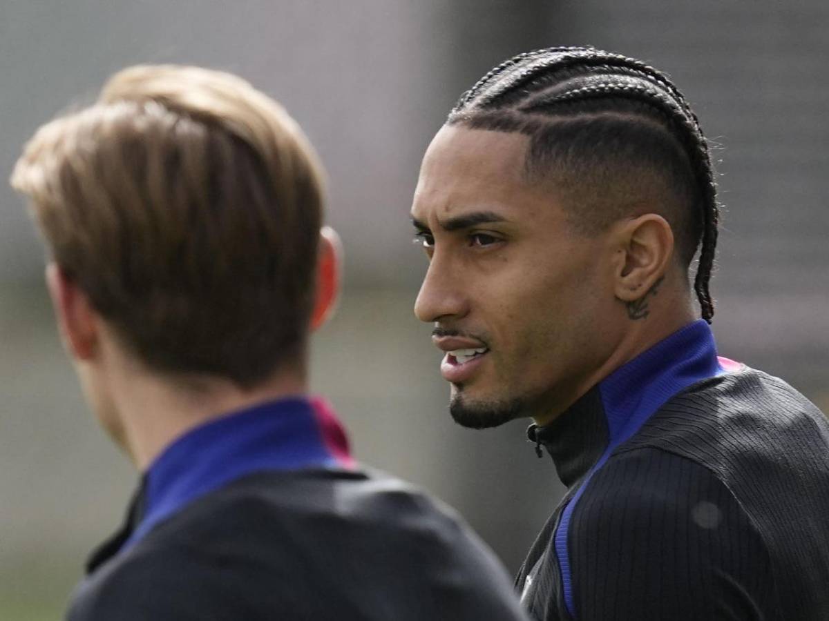 Raphinha pierde el control con el Barca y se lleva a Ter Stegen de encuentro