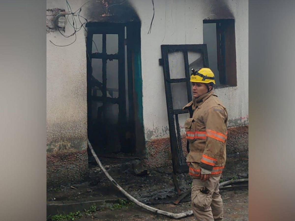 Voraz incendio consume tres viviendas en el centro de Santa Rosa de Copán